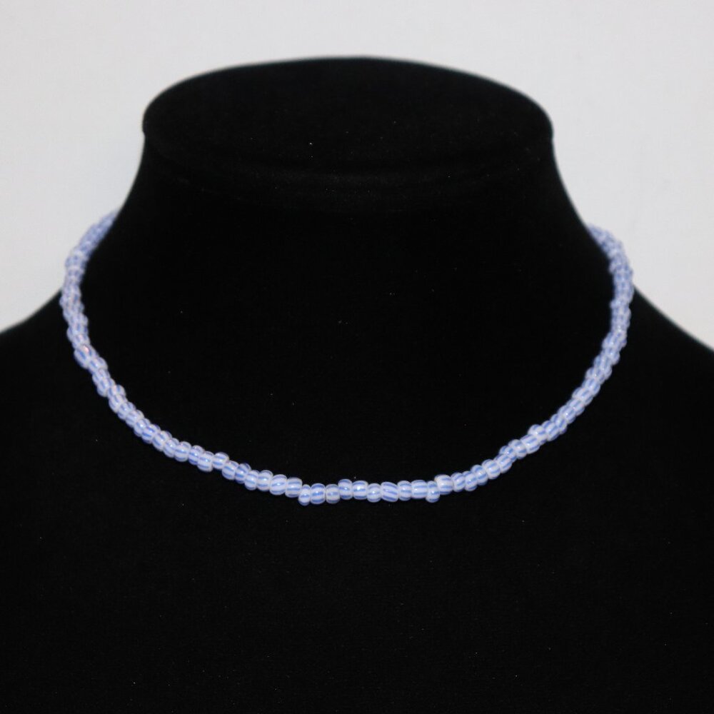 Beautiful white and blue glass beaded necklace 16" Nwot